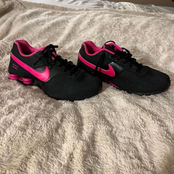 NIKE SHOX Black and Pink Excellent Condition size 7Y=8.5 - Picture 4 of 6